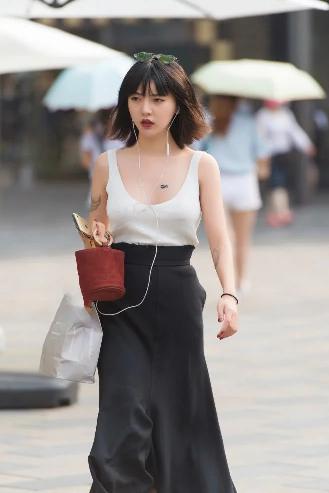 老师穿白色双开真丝旗袍怎么穿